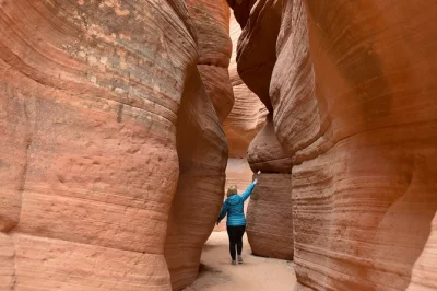 Erlebe den roten sand unter deinen stiefeln bei einer 4wd-tour zum peekaboo slot canyon ab kanab. kleine gruppe, lokaler guide, snacks inklusive. jetzt abenteuer sichern.