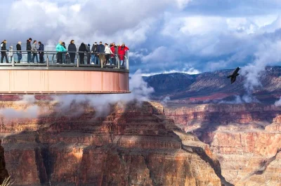 Starten sie mit frühstück bei ihop, besuchen sie die hoover-talsperre und laufen sie über den grand canyon skywalk. inklusive mittagessen und abholung vom hotel in las vegas.