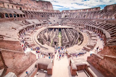 Siente la historia de roma caminando por el coliseo, el foro romano y el monte palatino con un guía local. entradas y auriculares incluidos.
