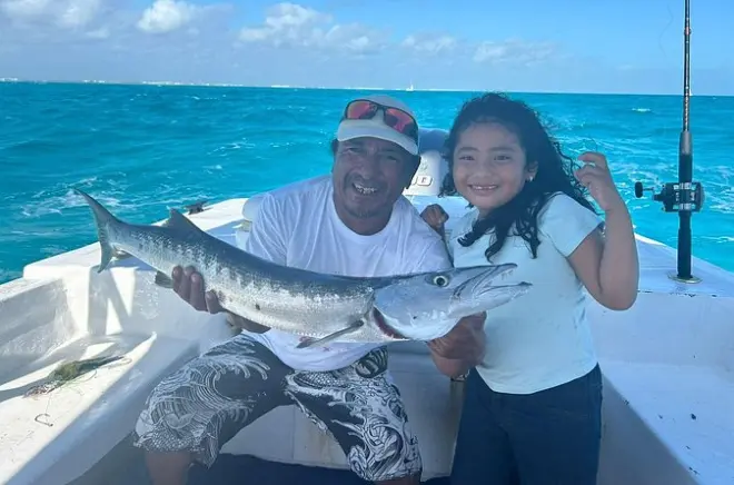 Pescaria privada na baía de Isla Mujeres com pesca de barracuda