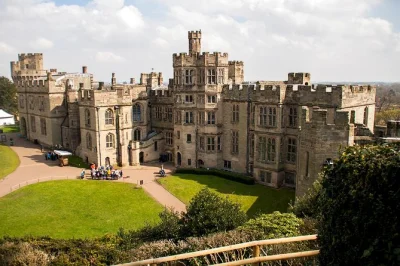 Scopri warwick castle, visita la casa natale di shakespeare a stratford-upon-avon e passeggia per le antiche vie di oxford, con guida esperta e comodo trasferimento in pullman.