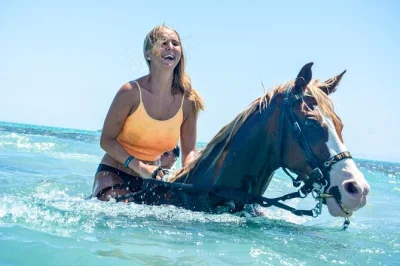 Hurghada, paseo a caballo por el desierto hasta el mar rojo con baño incluido. recogida en hotel, guía local y casco para tu seguridad.