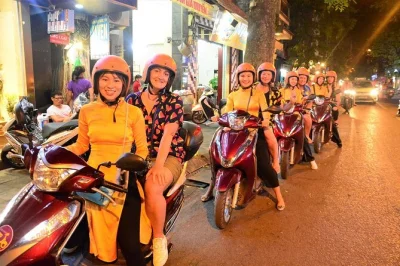 Erlebe hanoi bei nacht auf einer food-tour mit dem motorroller, geführt von lokalen frauen. inklusive hotelabholung, streetfood und dem berühmten eierkaffee.