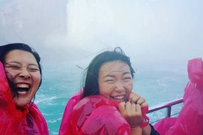 Erlebe die gischt bei einer bootstour an den niagara fällen, genieße mittagessen mit blick, erkunde niagara-on-the-lake und koste echten ahornsirup. abholung ab toronto inklusive.