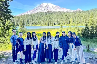 Erlebe den frischen nebel der narada falls, schlendere durch bunte blumenwiesen im paradise und fahre entspannt von seattle los – inklusive eintritt und mittagessen. buche jetzt deinen mt rainier ta