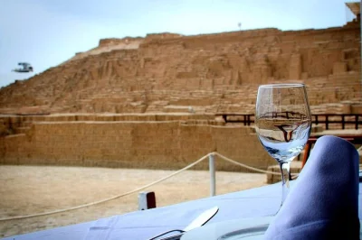 Erlebe lima mit barrancos kaffee, frischen früchten vom markt, eigener pisco sour zubereitung und dinner bei antiken ruinen. inkl. transfer, essen & getränke.