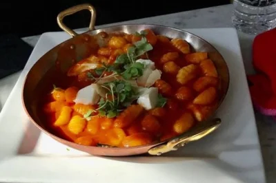 Explore o north end em boston com um tour a pé de comida e história—prove pratos italianos típicos, conheça lojas familiares e desfrute de um almoço italiano com vinho.