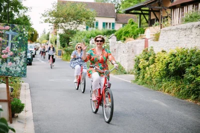 Découvrez les jardins de monet lors d’une escapade depuis paris avec pique-nique au bord de l’eau, marché local et balade à vélo en normandie — transfert aller-retour inclus.