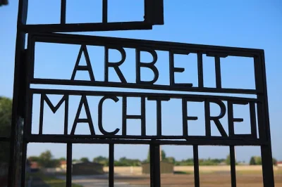 Erkunde sachsenhausen mit einem spanischsprachigen guide, höre bewegende geschichten aus dem lager und besuche die gedenkstätten auf diesem tagestour ab berlin.