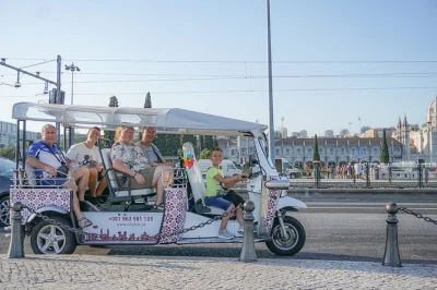 Erlebe lissabon mit einer privaten tuk-tuk-tour durch alfamas verwinkelte gassen, halte an portas do sol und genieße die stadt mit einem lokalen guide – inklusive hotelabholung.