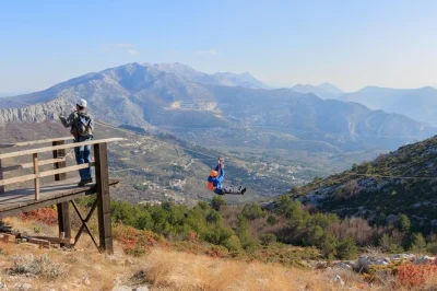 Siente la adrenalina sobre split mientras vuelas 800 metros por kozjak, disfrutas vistas al adriático y compartes risas con guías locales. incluye equipo, agua y opción de traslado.