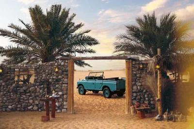 Vivi il deserto di dubai a bordo di una land rover vintage, ammira i falchi al tramonto, cena in un accampamento beduino e goditi il trasferimento dall’hotel. include osservazione delle stelle e spe