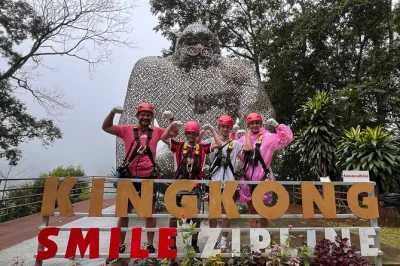 Erlebe die längste zipline in chiang mai, entdecke das dorf mae kampong und entspanne in den san kamphaeng heißen quellen bei dieser privaten abenteuertour.