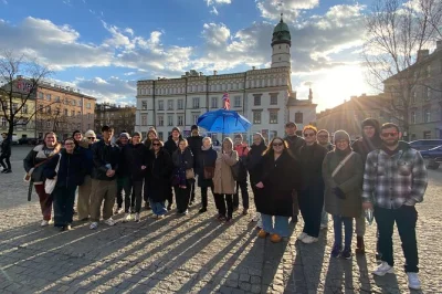 Erkunde krakau kazimierz mit guide, erfahre geschichten aus dem zweiten weltkrieg, besuche ghetto-heldenplatz & synagogen. bezahle, was du möchtest. profi-guide inklusive.