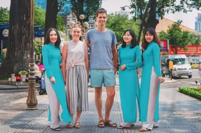 Scopri ho chi minh city in moto con una guida locale donna, assaggia il miglior cibo di strada di saigon e visita 5 vivaci quartieri. include pickup, casco e tutte le degustazioni.