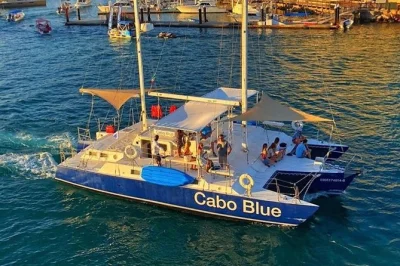 Erlebe die meeresbrise bei einer sonnenuntergangs-tour in cabo san lucas mit offener bar, snacks, musik und nahen blicken auf el arco. inklusive marina-check-in und freundlicher crew.