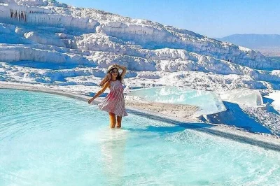 Descubra as piscinas termais de pamukkale, explore as ruínas antigas de hierápolis e aproveite um almoço com outros viajantes. tour em grupo pequeno com transporte e almoço incluídos.