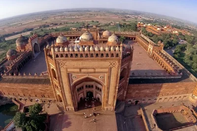 Découvrez le puits à degrés chand baori et fatehpur sikri lors d'une excursion privée d'une journée au départ de jaipur. guide, billets d'entrée, voiture climatisée et accès coupe-file inclus