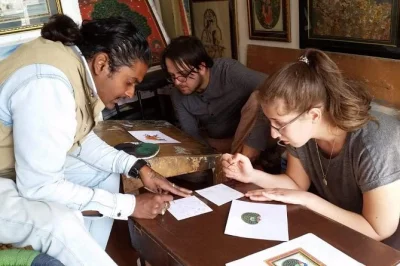 Découvrez un atelier d’art authentique à udaipur, initiez-vous à la peinture miniature traditionnelle avec un artiste local et savourez un chai tout en créant votre souvenir unique. matériel fo