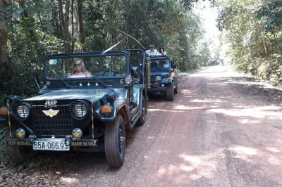 Phu quoc entdecken: mit einem original us army jeep durch den dschungel cruisen, frischen pfeffer auf einer farm probieren, im schwimmenden dorf rach vem fangfrische meeresfrüchte genießen. private 