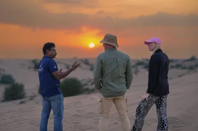 Vivi l’emozione delle dune rosse di dubai con un safari al tramonto, sandboarding, giro in cammello e transfer dall’hotel. include 4x4 dune bashing e guida locale.