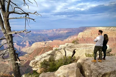 Erlebe die weite des grand canyon south rim bei einer tagestour ab phoenix in kleiner gruppe. inklusive hotelabholung, pausen und zeit zum entdecken auf eigene faust.