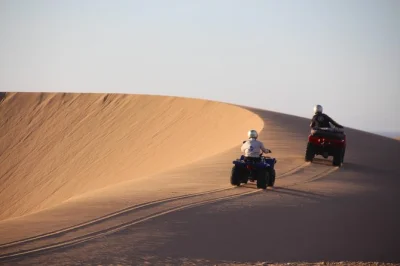 Sinta a emoção de pilotar um quad pelas dunas de essaouira e pela costa atlântica, com equipamento profissional, guia local e fotos grátis. grupo pequeno, reserva instantânea.