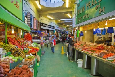 Partez à la découverte des parfums du poulet jerk et des plantains sucrés dans brixton market avec un guide local—dégustations incluses.