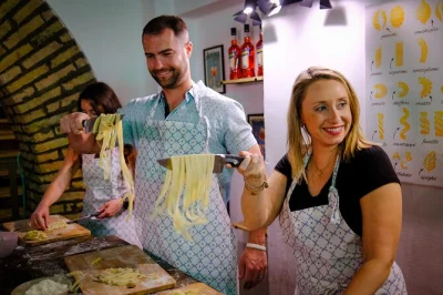 Aprende a hacer pasta fresca y tiramisú auténtico en el corazón de roma. clase en grupo pequeño cerca de termini con bebidas, recetas e ingredientes incluidos.