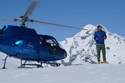 Erlebe den franz josef glacier aus der luft bei einem helikopterflug, lande hoch in den südalpen und genieße atemberaubende bergblicke. inklusive erfahrener pilotin und aller gebühren.