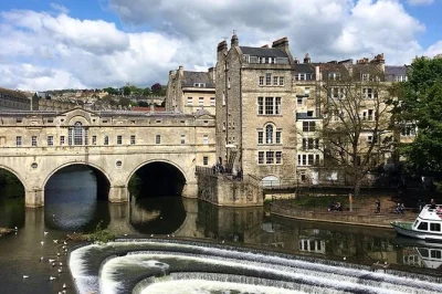 Descubre la historia de bath en un tour a pie con un guía blue badge. explora los baños romanos, royal crescent y sally lunn’s con historias y datos locales.