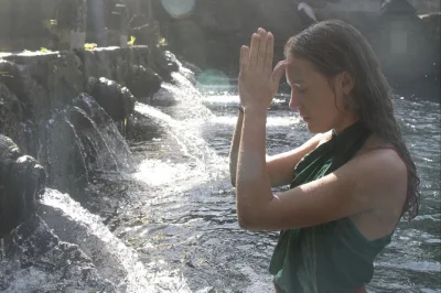 Vivi la cerimonia di purificazione melukat alle sorgenti sacre di tirta empul con guida locale. include noleggio sarong, ingresso e materiali per il rituale.