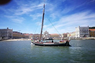 Erlebe lissabon vom historischen segelboot aus, vorbei an torre de belém, praça do comércio & alfama. mit live-kommentar, lokalem guide & 105-minütiger fahrt.