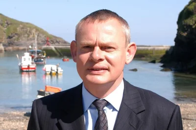 Recorre las calles de port isaac, descubre los escenarios de doc martin con un guía local y escucha historias detrás de cámaras. incluye paseo guiado y buen ambiente.