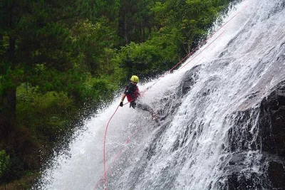 Vivez l’adrénaline du canyoning à da lat, à la cascade de datanla, accompagné par des guides locaux. transfert hôtel, équipement complet et déjeuner pique-nique inclus.
