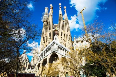 Erlebe die sagrada familia in barcelona mit privatem guide, überspringe die warteschlangen und entdecke gaudís unvollendetes meisterwerk in deinem tempo. inklusive tickets & headset.