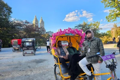Siente el pulso de la ciudad en un tour privado en pedicab por central park—descubre bow bridge, bethesda fountain y strawberry fields con un guía local y un paseo cómodo.