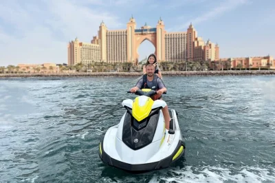Vivi l’emozione di un tour in jet ski a dubai con vista sul burj al arab e atlantis, soste per foto e guida esperta. include attrezzatura di sicurezza e spogliatoi.