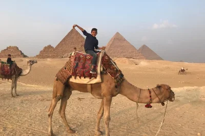Scopri l'antico egitto a giza, sakkara e memphis con una guida privata. ammira le piramidi, la sfinge e il colosso di ramses ii. include pick-up in hotel e acqua.