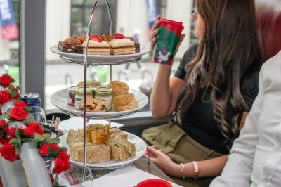 Disfruta prosecco en un tour clásico en bus con té por londres, ve big ben y tower bridge con guía en vivo, y mejora con entradas para london eye—incluye recogida.