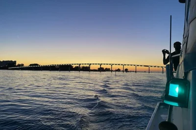 Erlebe eine entspannte sunset-bootstour in clearwater, entdecke delfine entlang der intracoastal waterway und stoße mit kostenlosem champagner auf den abend an. plätze begrenzt.