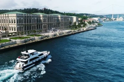 Découvrez istanbul depuis le bosphore en yacht, traversez vers la rive asiatique et savourez le yaourt de kanlıca. transfert hôtel, encas et guide local inclus.