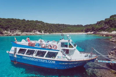 Descubre la costa sur de menorca en un paseo en barco de medio día desde cala’n bosch, con snorkel, acceso a playa exclusiva y selección de asiento online.