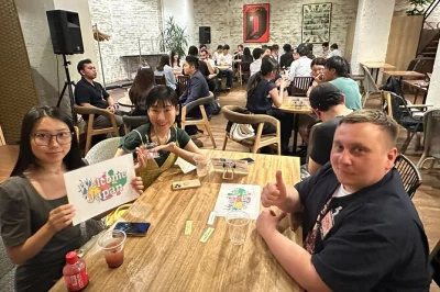 Tokyo, café à shibuya : échange linguistique pour pratiquer japonais et anglais, rencontrer locaux et voyageurs, changement de place, boissons incluses.