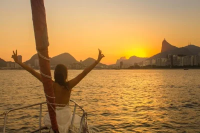 Watch the sun dip behind sugarloaf from a yacht on guanabara bay, with swimming, unlimited caipirinhas, snacks, and a small group vibe. includes pickup options.
