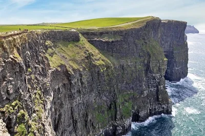 Cliffs of moher erleben mit direktem shuttle ab galway, 2 stunden freie zeit vor ort, eintritt inklusive – kein guide, einfach in deinem tempo. einfach buchen.