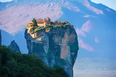 Découvrez le silence des monastères des météores, savourez un vrai repas grec à kastraki, et écoutez les récits de thermopyles—avec transfert privé et déjeuner inclus.