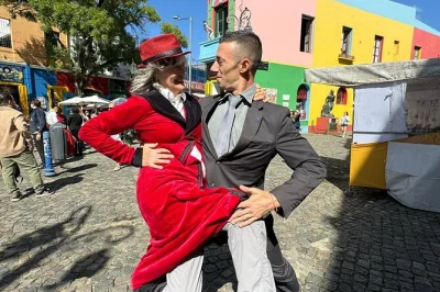 Scopri buenos aires con un tour privato: passeggia tra le vie di caminito, esplora gli antichi mercatini di san telmo e assaggia vini locali e alfajores con guida e servizio di pick-up.