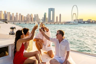 Tramonto a dubai marina su uno yacht, drink in mano, con vista su ain dubai e burj al arab. snack, musica e capitano locale inclusi per una prenotazione facile.