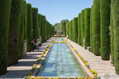 Pénétrez dans la mosquée-cathédrale de córdoba, flânez dans les jardins de l’alcazar et perdez-vous dans le quartier juif avec un guide passionné — billets coupe-file inclus.